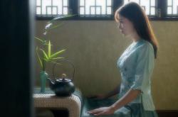 LOL赛事-终场哨响时，他把摔破的护膝扯下来丢向替补席