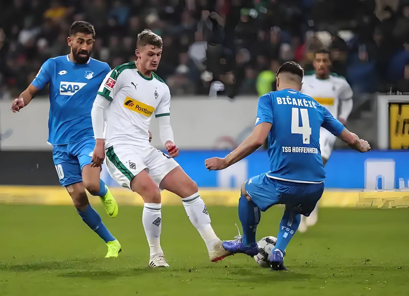 关于汉堡在客场遭遇沃尔夫斯堡绝杀，无缘胜利的信息