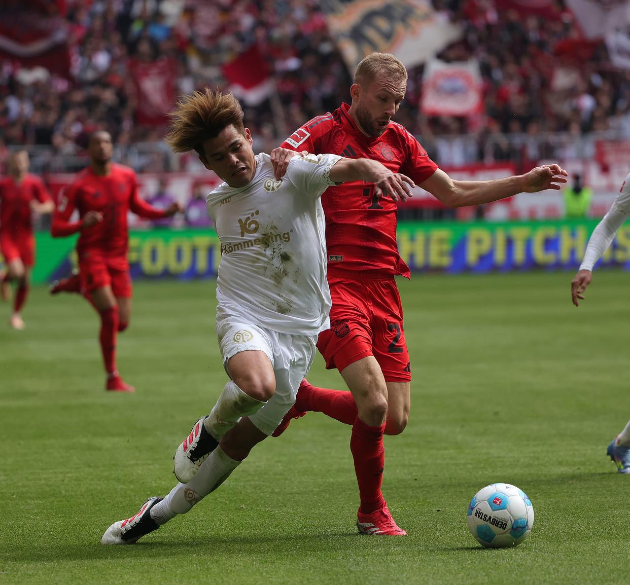 美因茨队在足球场上取得连战连捷