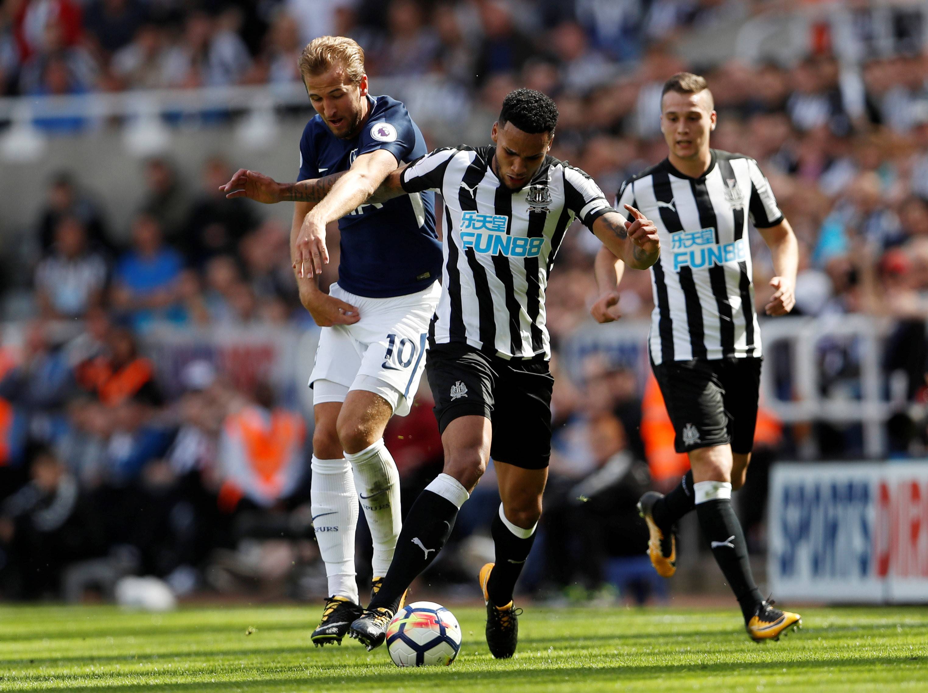 南安普顿惜败纽卡斯尔,球队需调整战术 南安普顿惜败纽卡斯尔,球队需调整战术