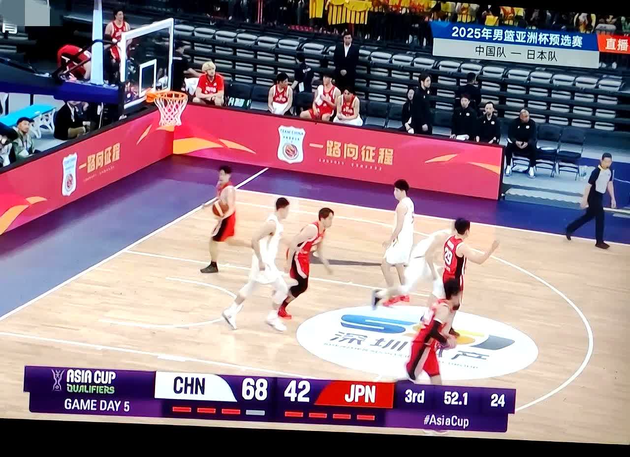 球队在国际篮球比赛中击败对手