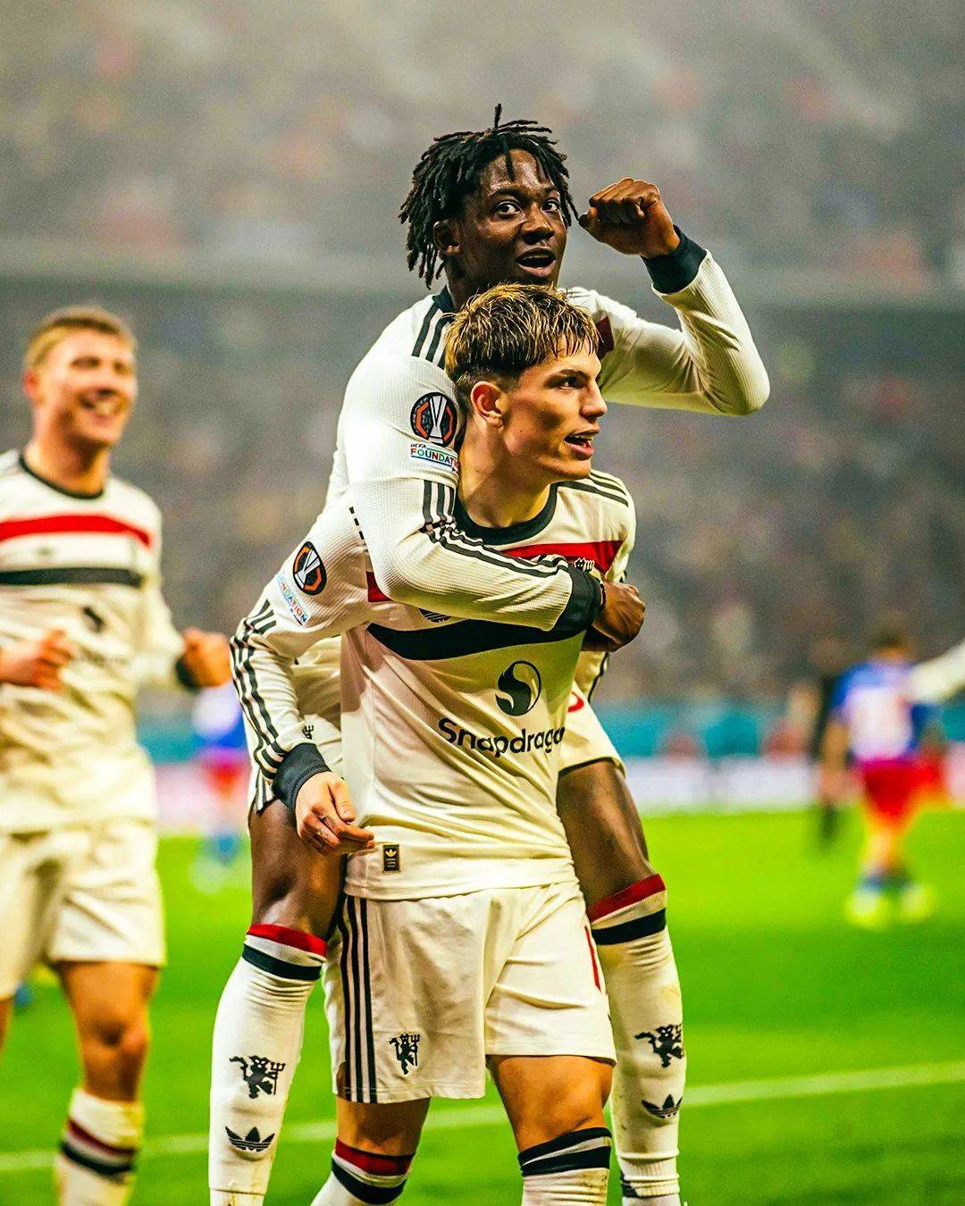 曼联取得胜利，晋级欧冠八强杯赛的简单介绍