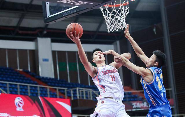 四川男篮与福建队交锋，实力对比精彩
