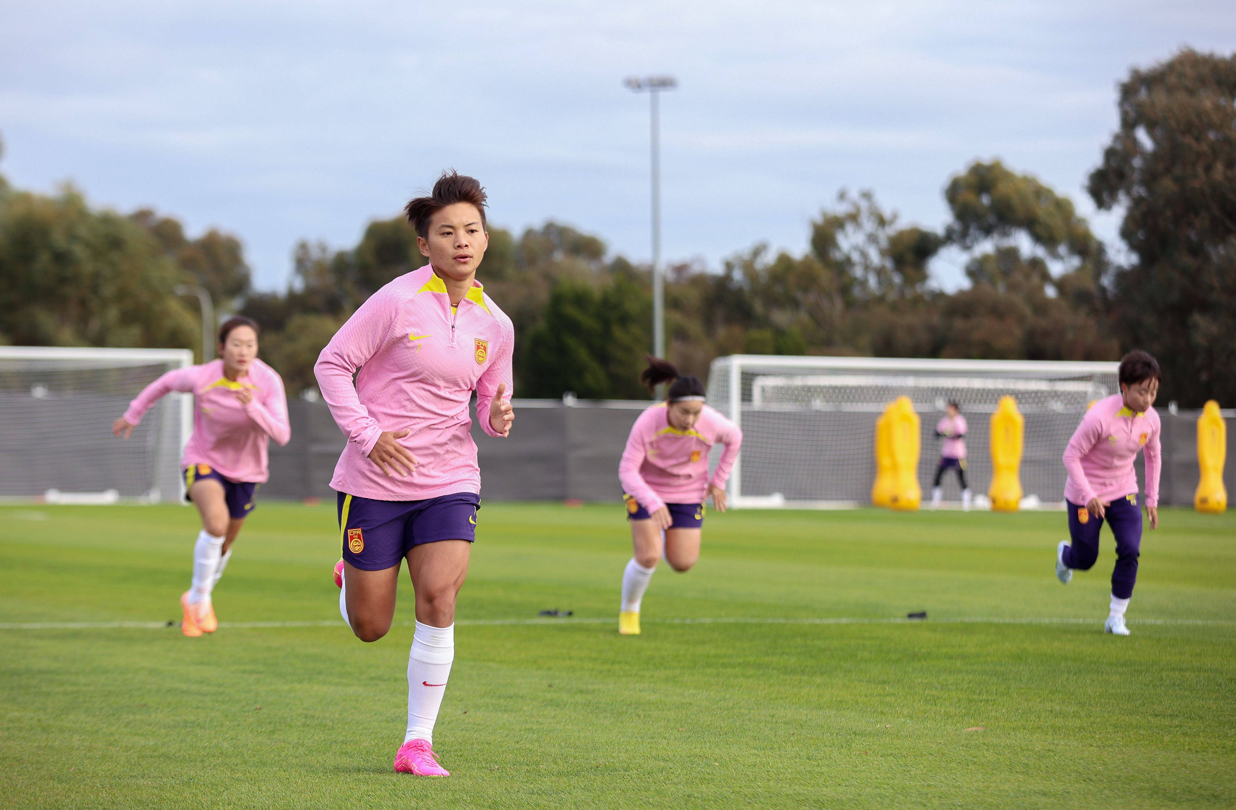 国内女足集训队在锻炼中展现高水平