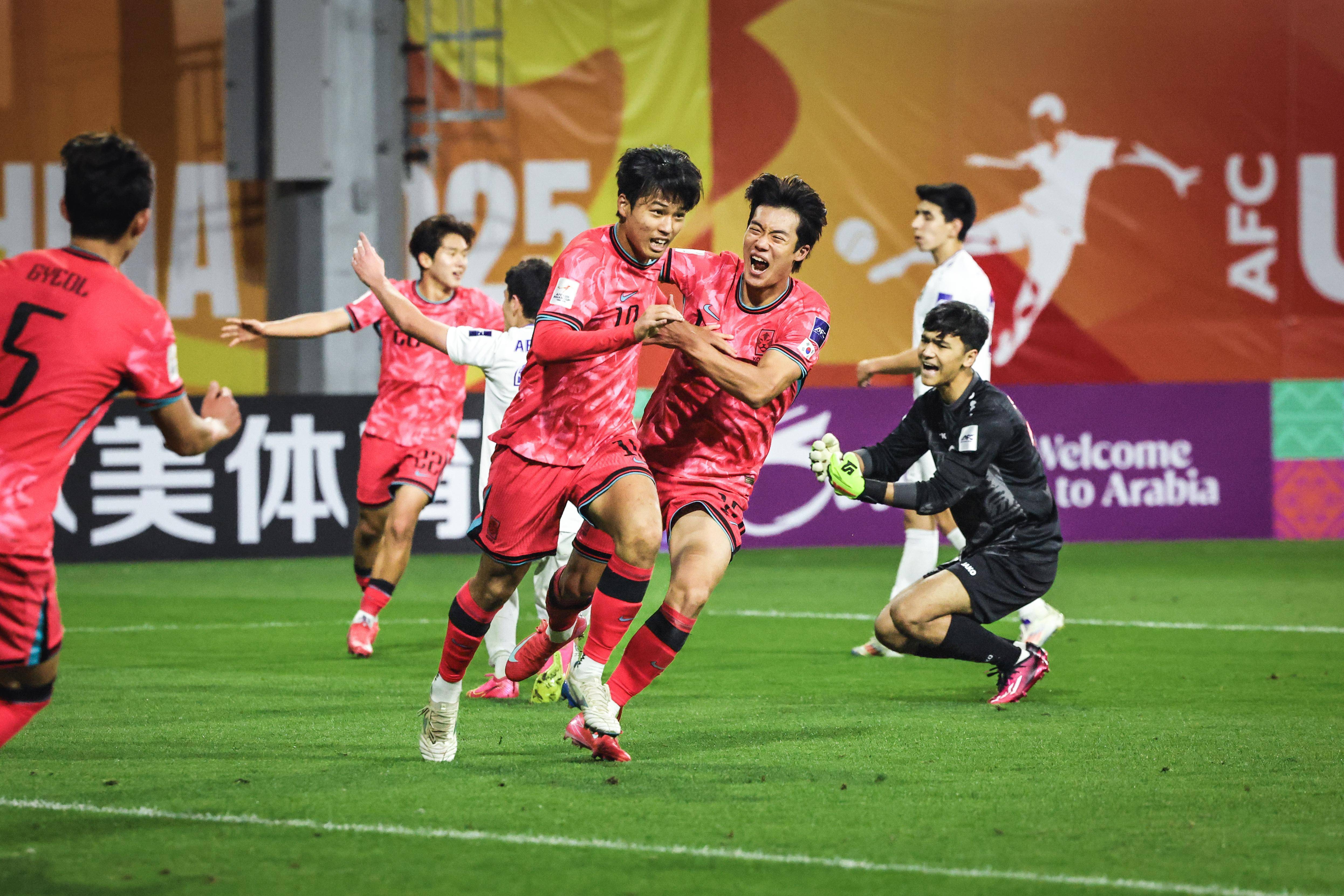 包含赛场激战：亚洲足球盛会彰显风采赛场的词条