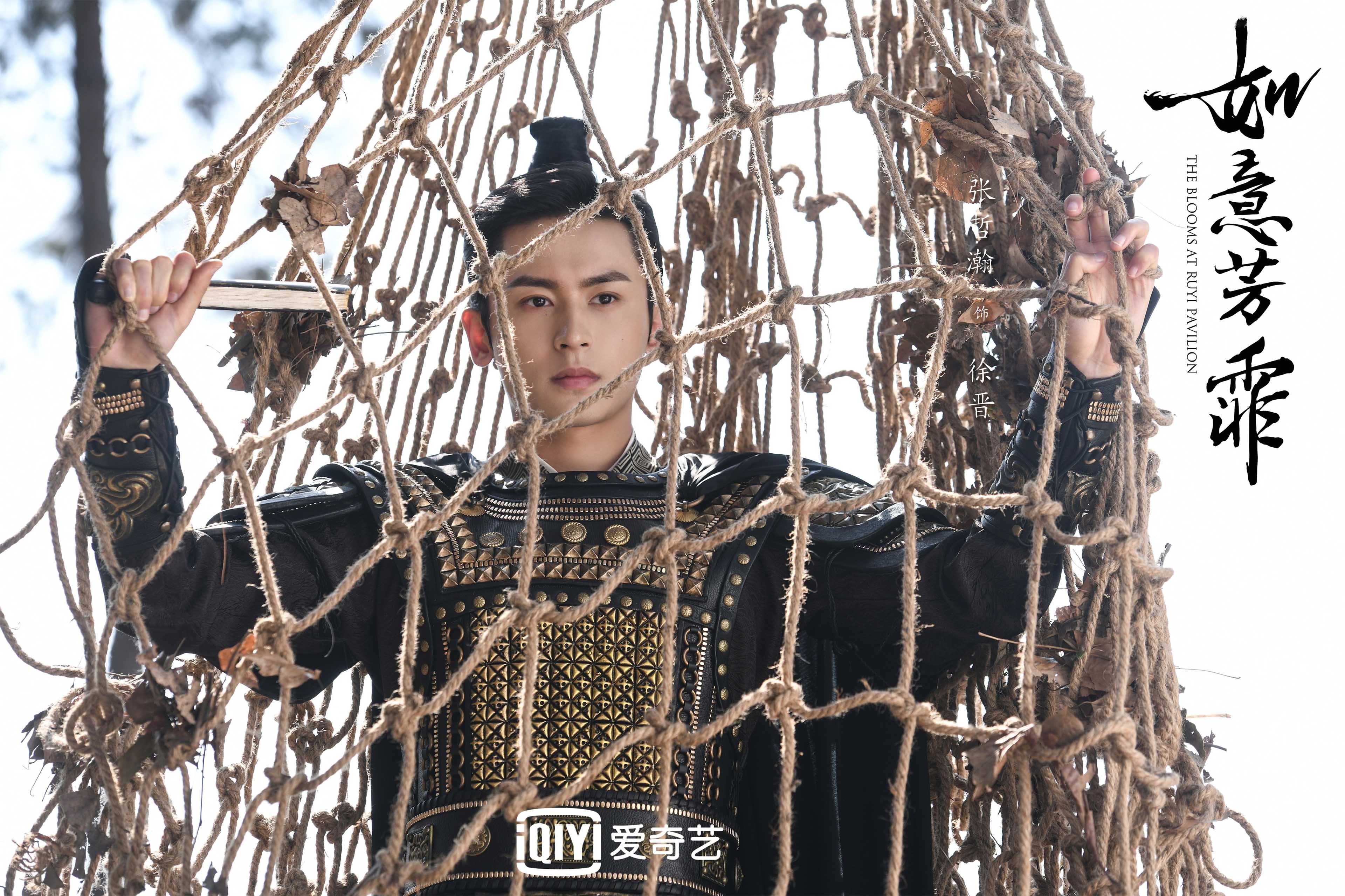 双线争冠日，拜仁多特隔空对决，雄鹿字母哥统治内线